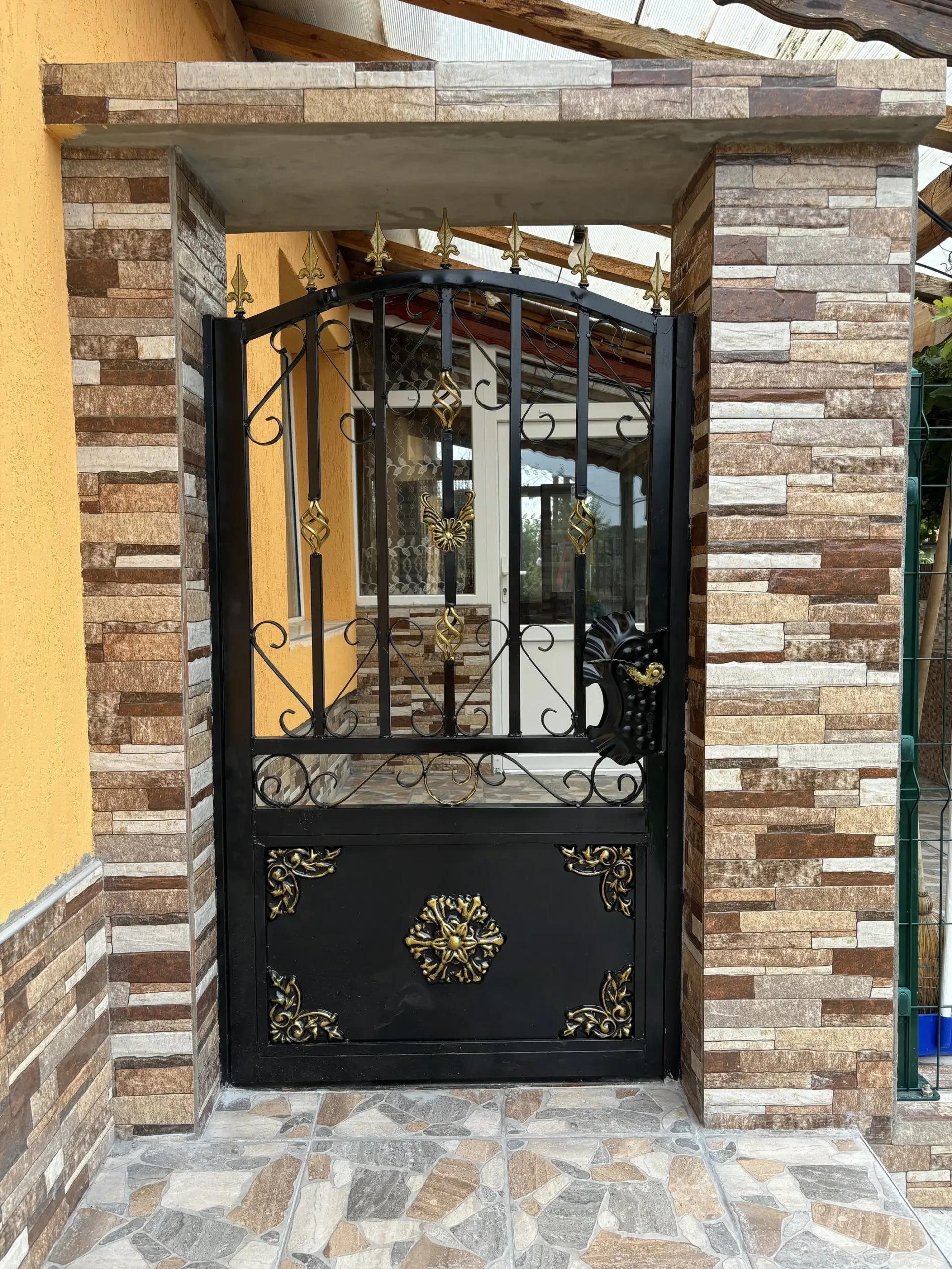 Врата от ковано желязо с орнаменти